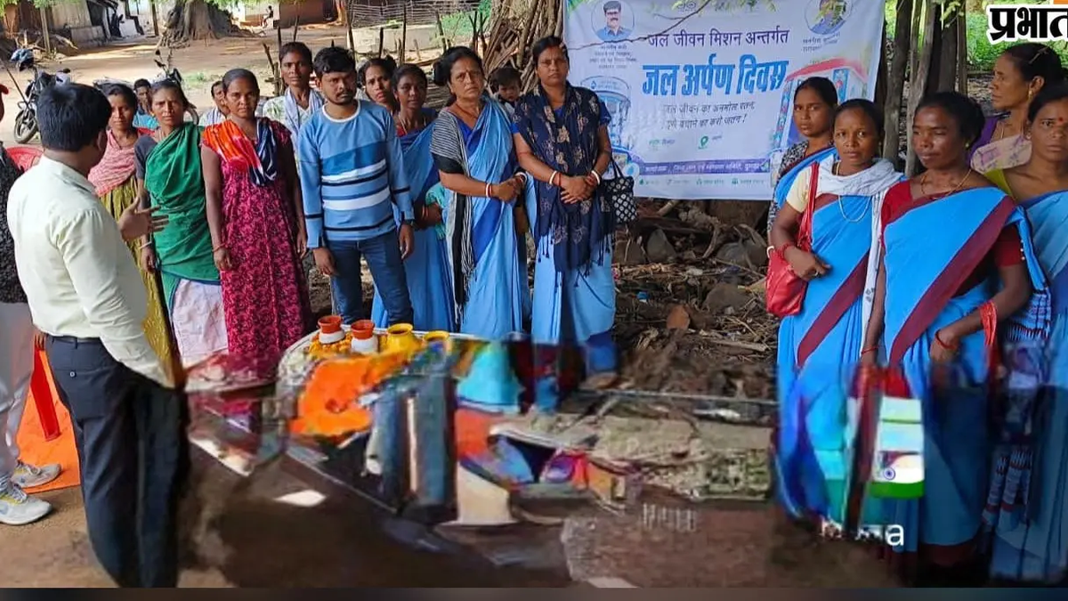 पलन गांव के जल अर्पण कार्यक्रम में उपस्थित ग्रामीण, जनप्रतिनिधि और विभागीय अधिकारी