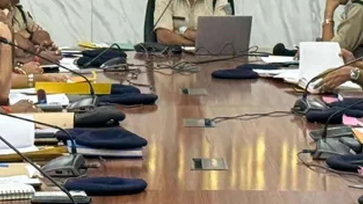 धनबाद में दुर्गा पूजा की सुरक्षा व्यवस्था पर बैठक करते पुलिस अधिकारी