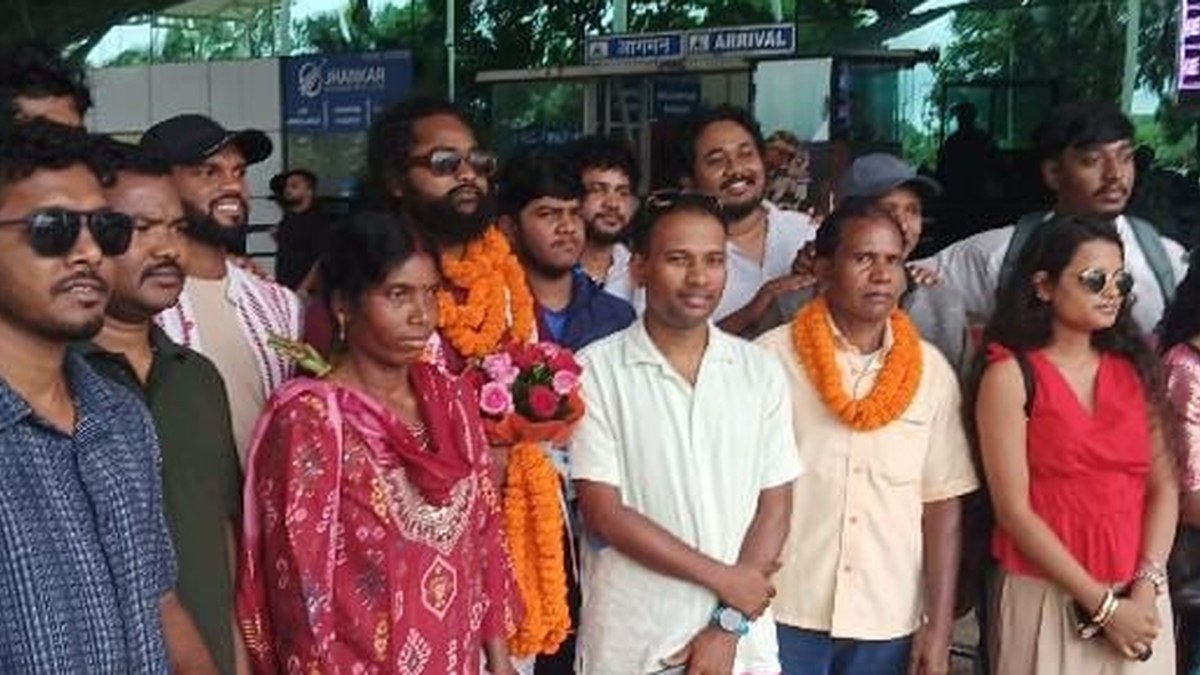 रांची के बिरसा मुंडा एयरपोर्ट पर संताली फिल्म आंगन के अभिनेता रवि राज मुर्मू का स्वागत