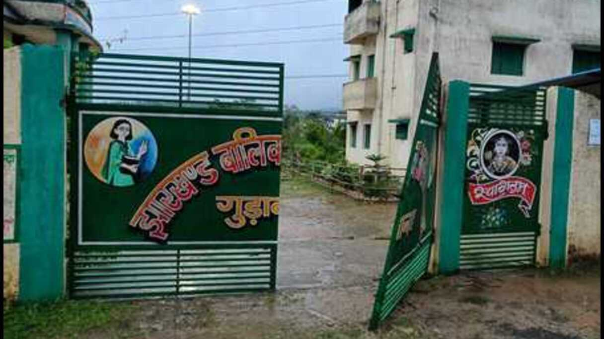 गुड़ाबांदा के झारखंड बालिका आवासीय विद्यालय में हाथी के प्रवेश से क्षतिग्रस्त परिसर