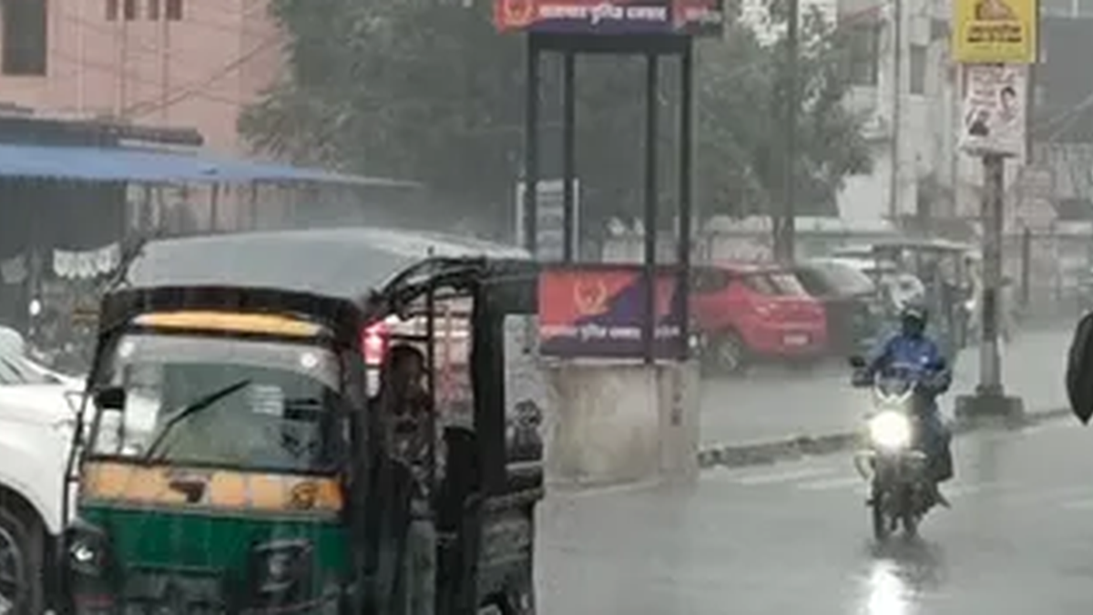 भारी बारिश के बीच धनबाद की सड़क से गुजरते वाहन