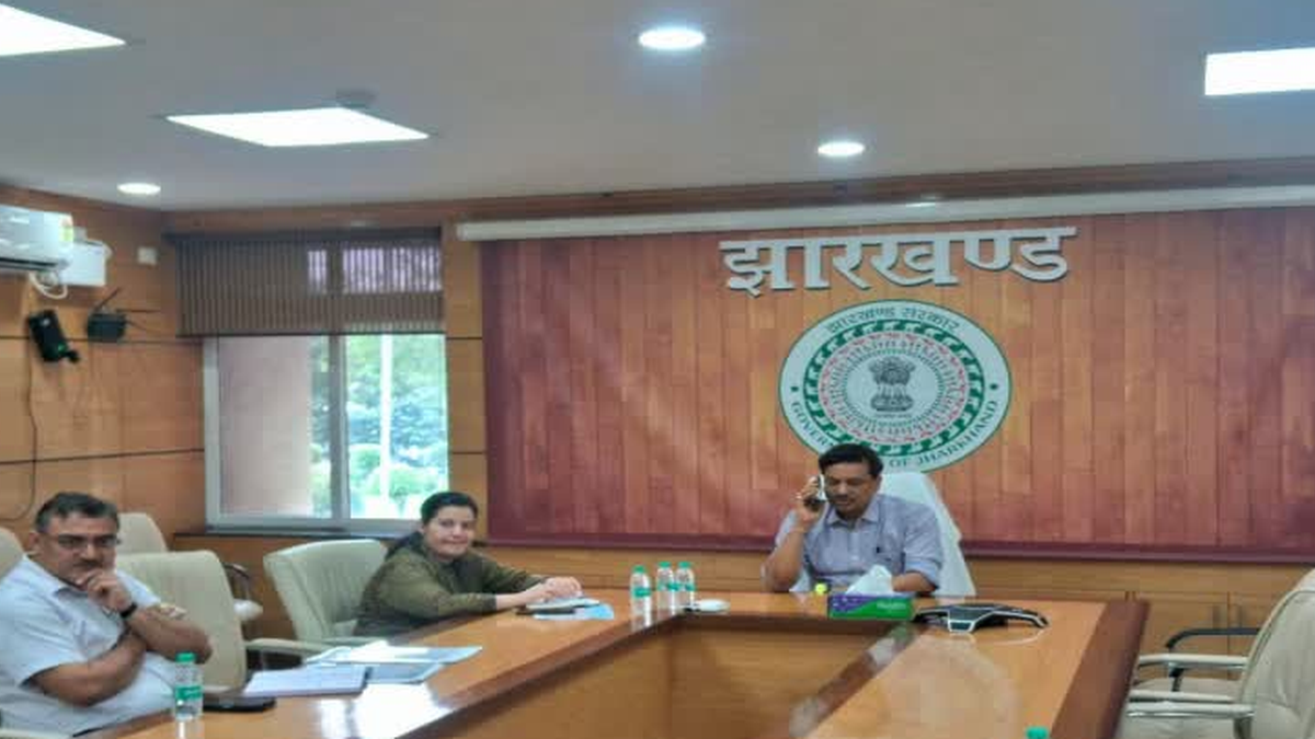 रांची में वीडियो कॉन्फ्रेंसिंग से स्वास्थ्य विभाग की समीक्षा बैठक करते अधिकारी