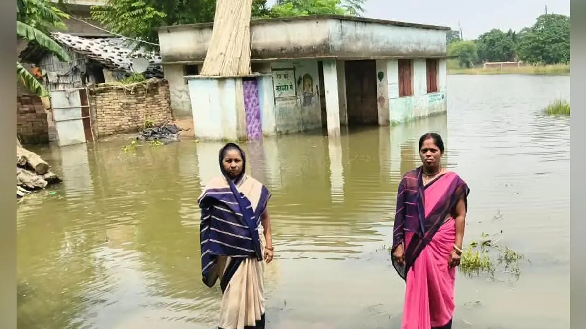 डेढ़गामा गांव में बाढ़ के पानी से घिरा आंगनबाड़ी केंद्र