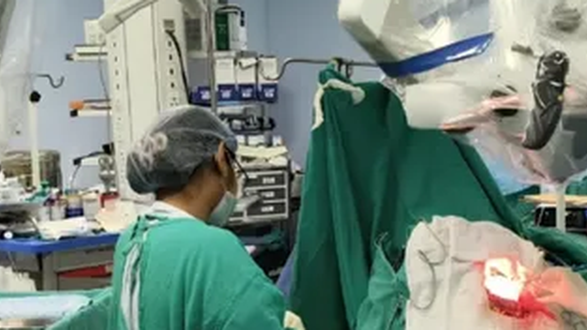 एम्स देवघर में जागृत अवस्था में क्रैनियोटॉमी करने वाली चिकित्सा टीम