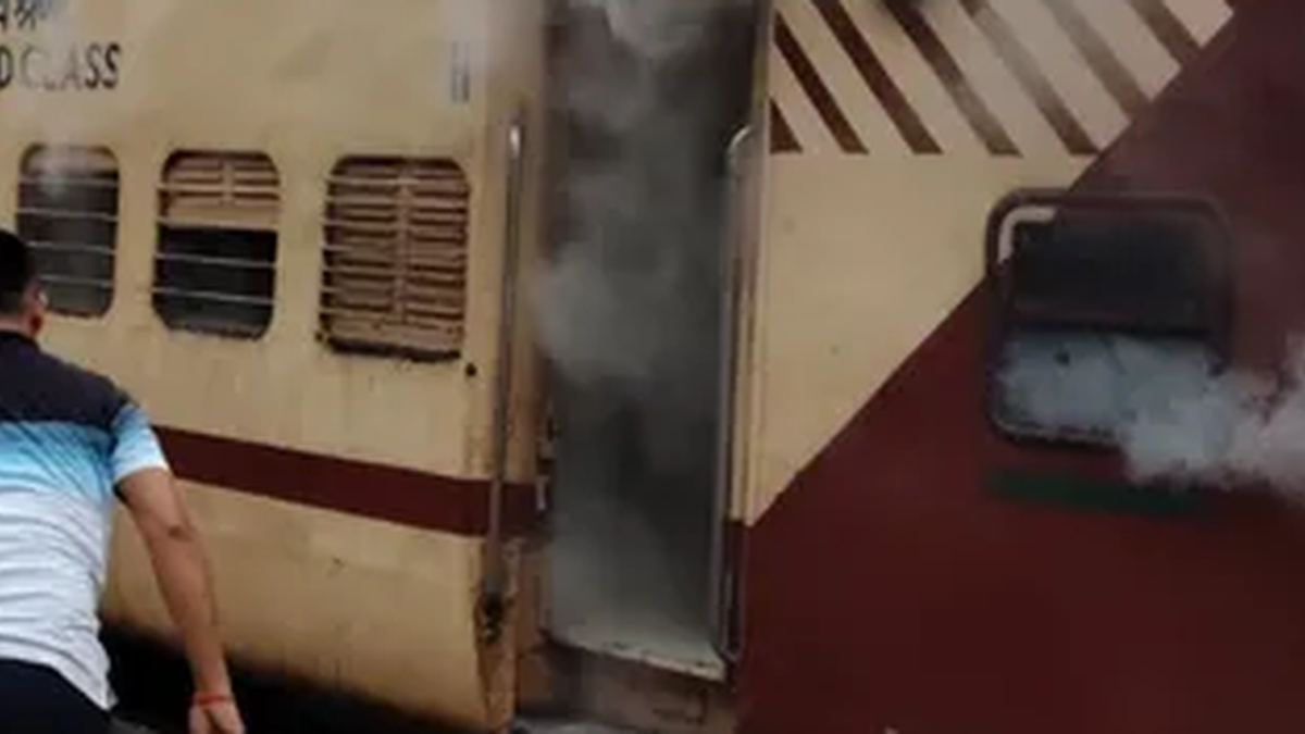 कोडरमा जंक्शन पर पैसेंजर ट्रेन की अंतिम खाली बोगी में लगी आग