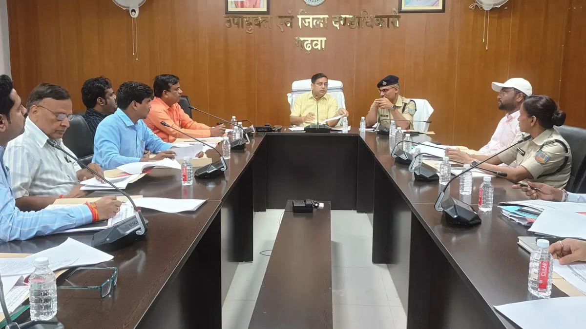 गढ़वा जिला सड़क सुरक्षा समिति की बैठक में सड़क हादसों के आंकड़ों की समीक्षा