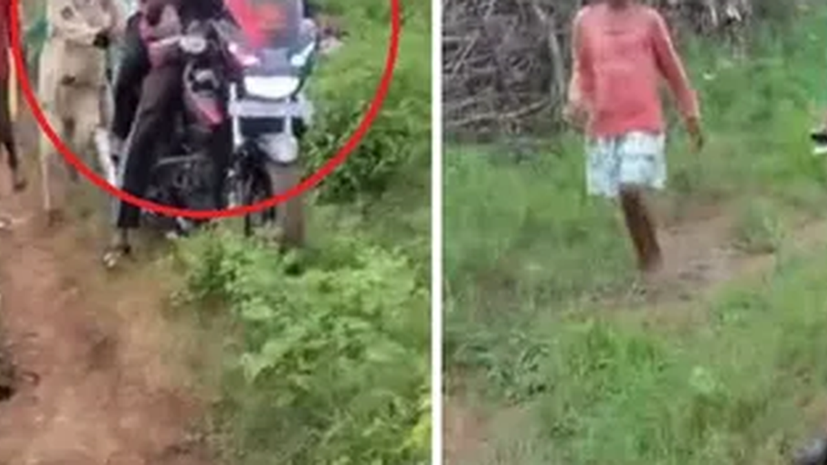 मरगड़ा गांव में गर्भवती महिला को बाइक से मुख्य सड़क की ओर ले जाते परिजन