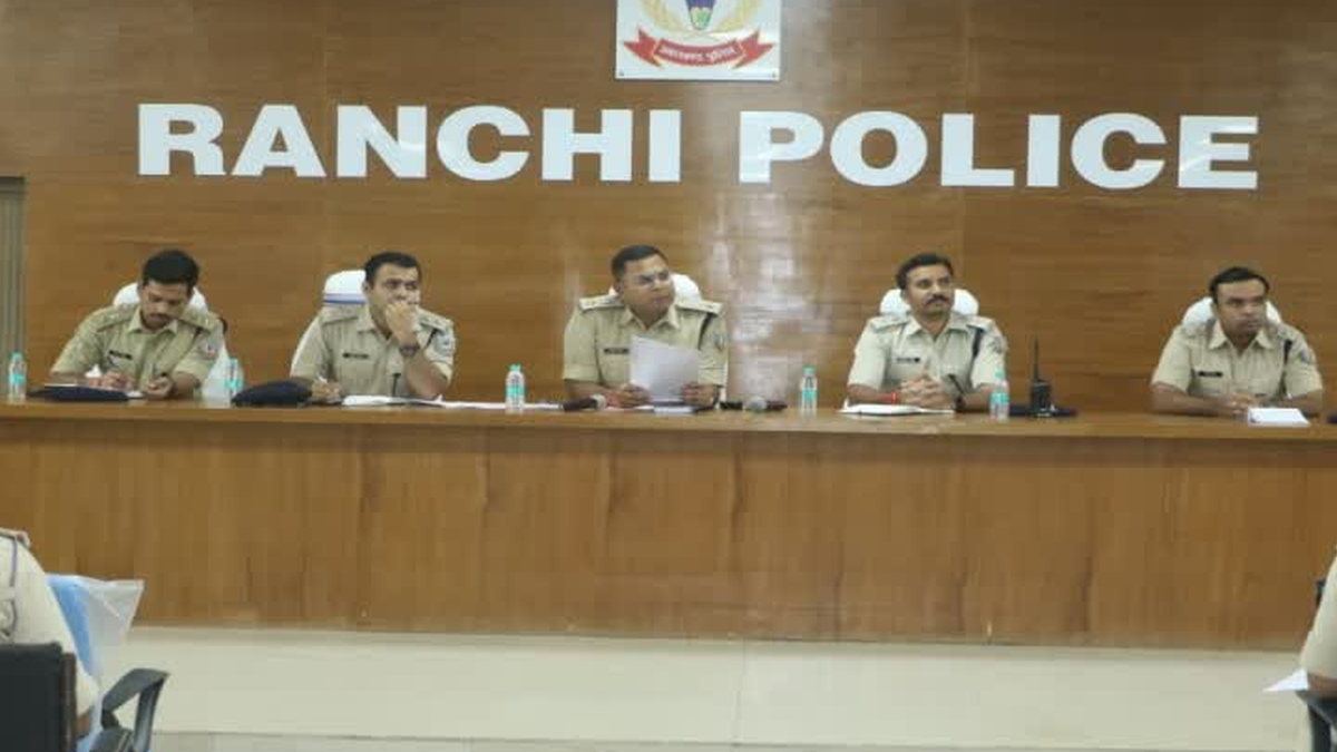 रांची में टाइगर मोबाइल की गश्ती व्यवस्था की समीक्षा करते पुलिस अधिकारी