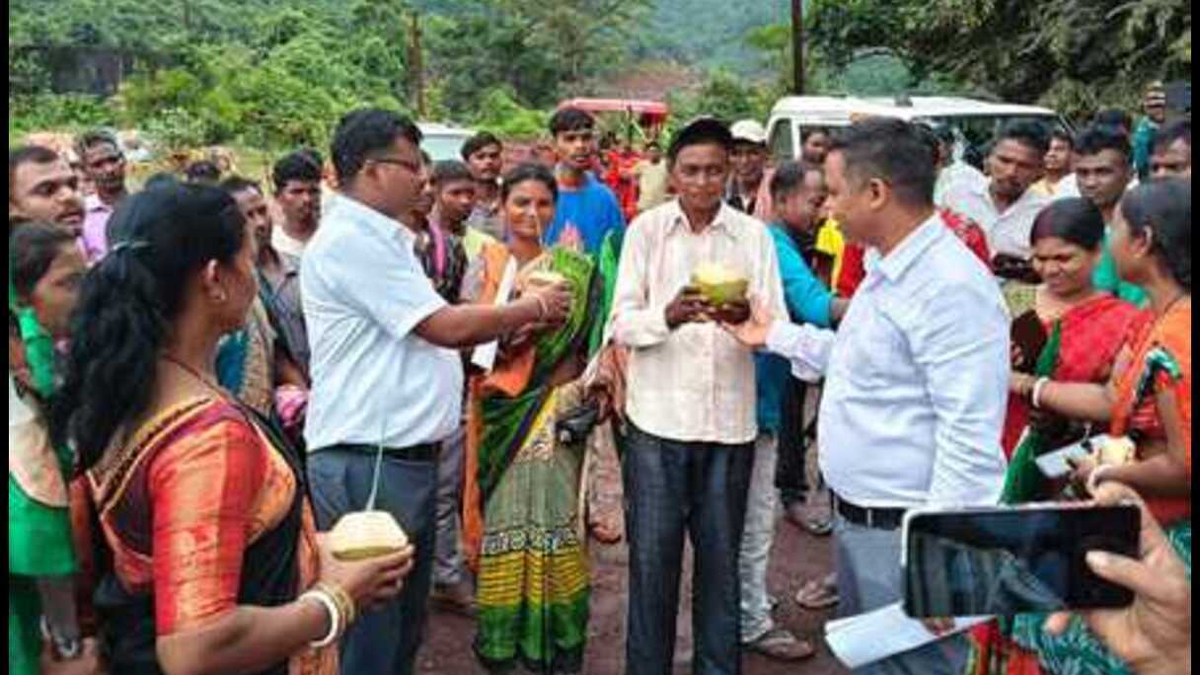 गुवा की रांजाबुरु खदान पर आंदोलन में शामिल ग्रामीण और प्रशासनिक अधिकारी