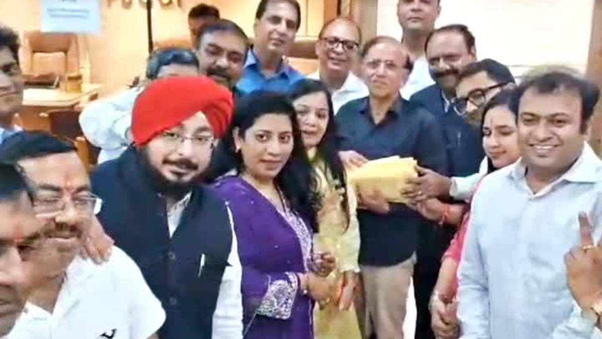 रांची में झारखंड चैंबर चुनाव की नामांकन प्रक्रिया के दौरान चैंबर भवन में उपस्थित लोग