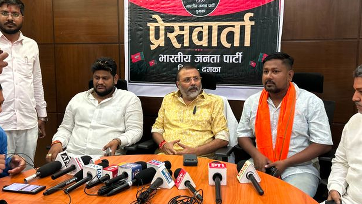 दुमका में प्रेसवार्ता के दौरान सांसद निशिकांत दुबे और भाजपा के पदाधिकारी