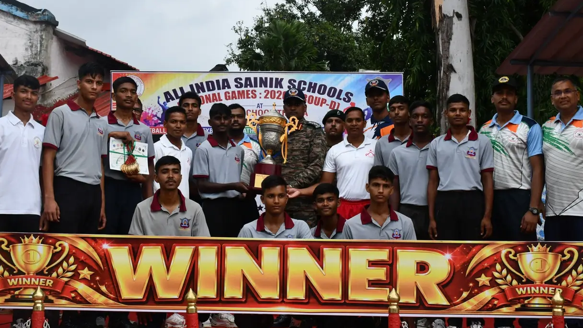 सैनिक स्कूल तिलैया में राष्ट्रीय खेलों के समापन पर सम्मानित किए गए विजेता कैडेट