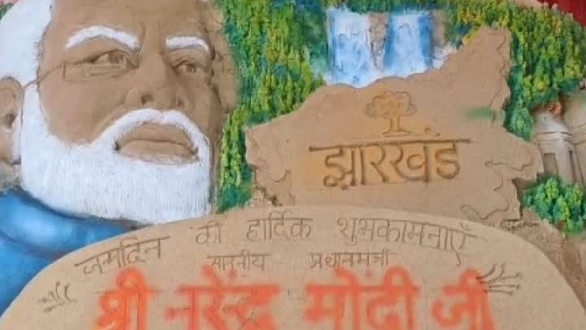 रांची के अल्बर्ट एक्का चौक के पास रेत से बनाई गई प्रधानमंत्री नरेंद्र मोदी की कलाकृति