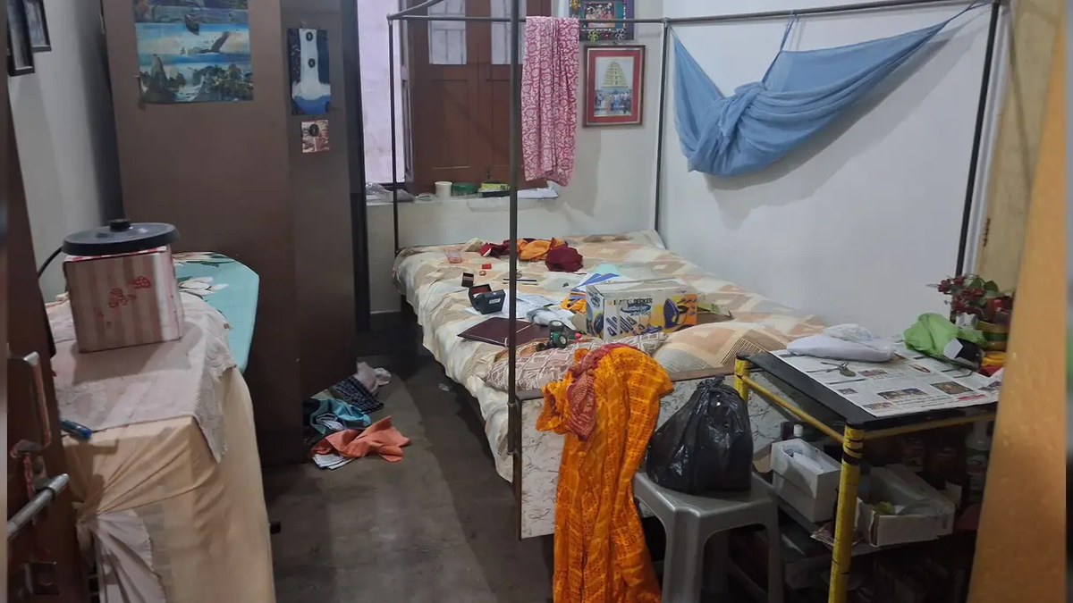 मेदिनीनगर के रेड़मा स्थित घर में चोरी के बाद बिखरा सामान