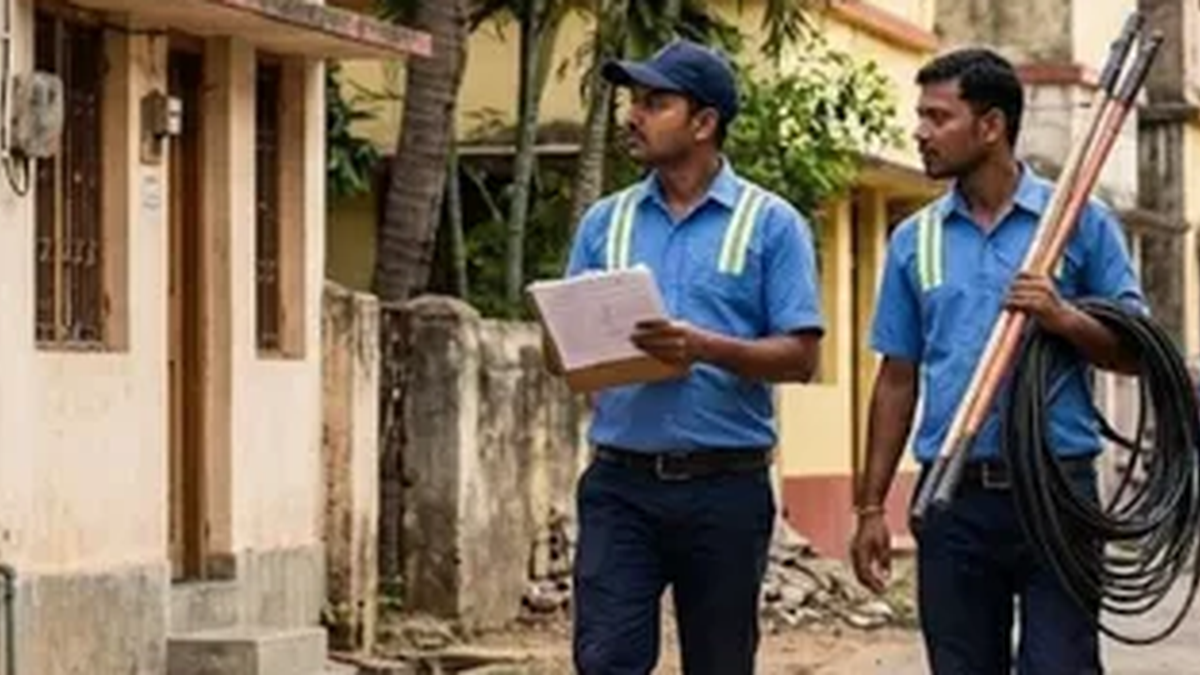 पाकुड़ में बिजली बिल बकायेदारों के खिलाफ कार्रवाई करते विद्युत विभाग के कर्मचारी