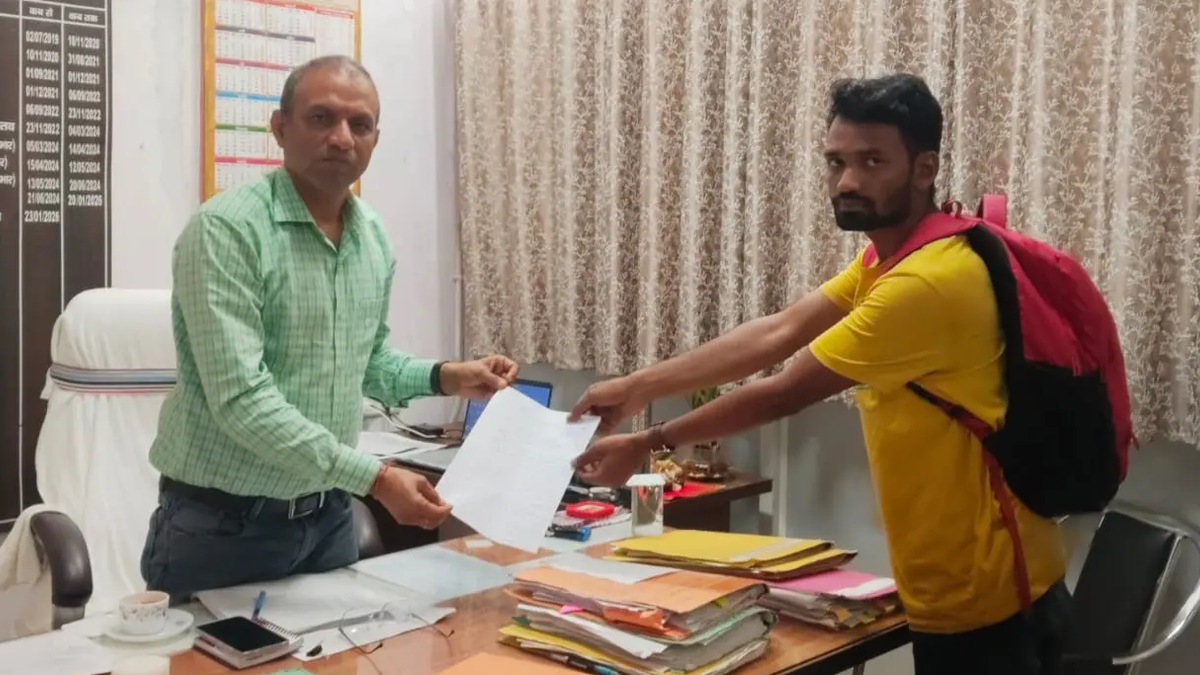 सिमडेगा के गेरदा डाकघर के खातों की जांच की मांग को लेकर ज्ञापन सौंपते ग्रामीण