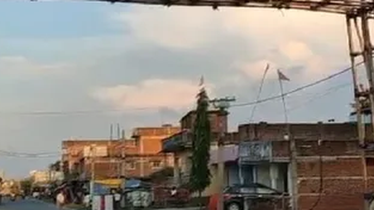 गिद्धौर में दुर्गा पूजा के लिए तैयार किया जा रहा पंडाल और तोरण द्वार