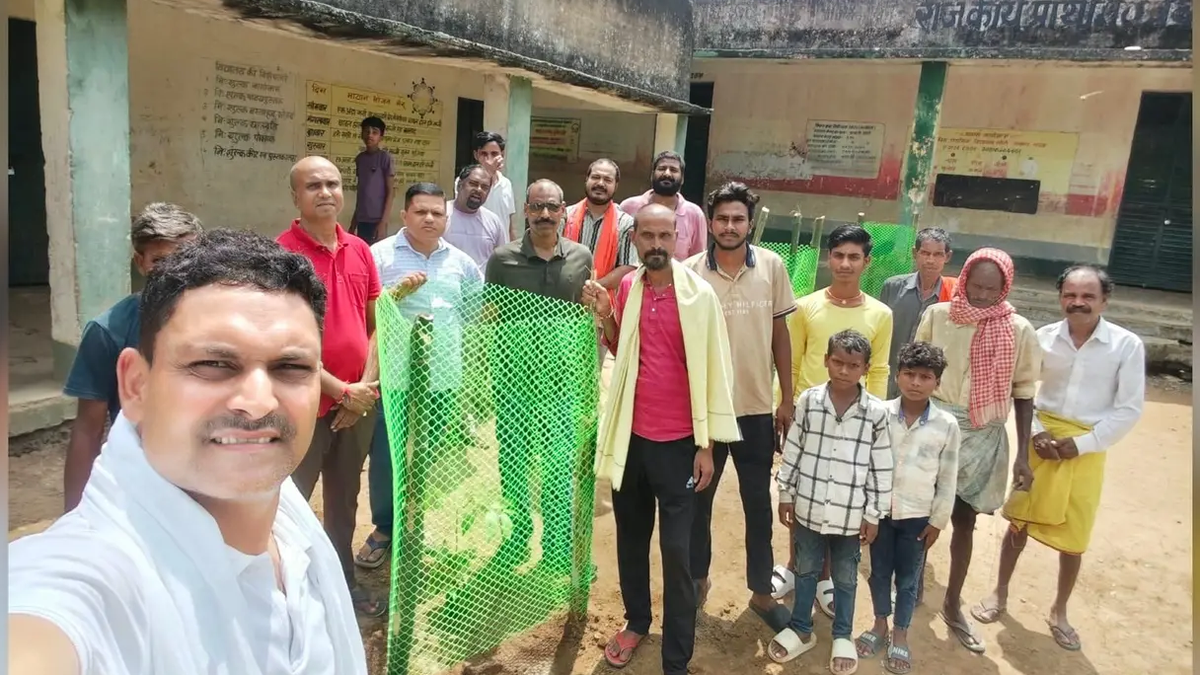 गढ़वा के प्राथमिक विद्यालय लोटो परिसर में पौधरोपण करते पर्यावरण परिवार के सदस्य