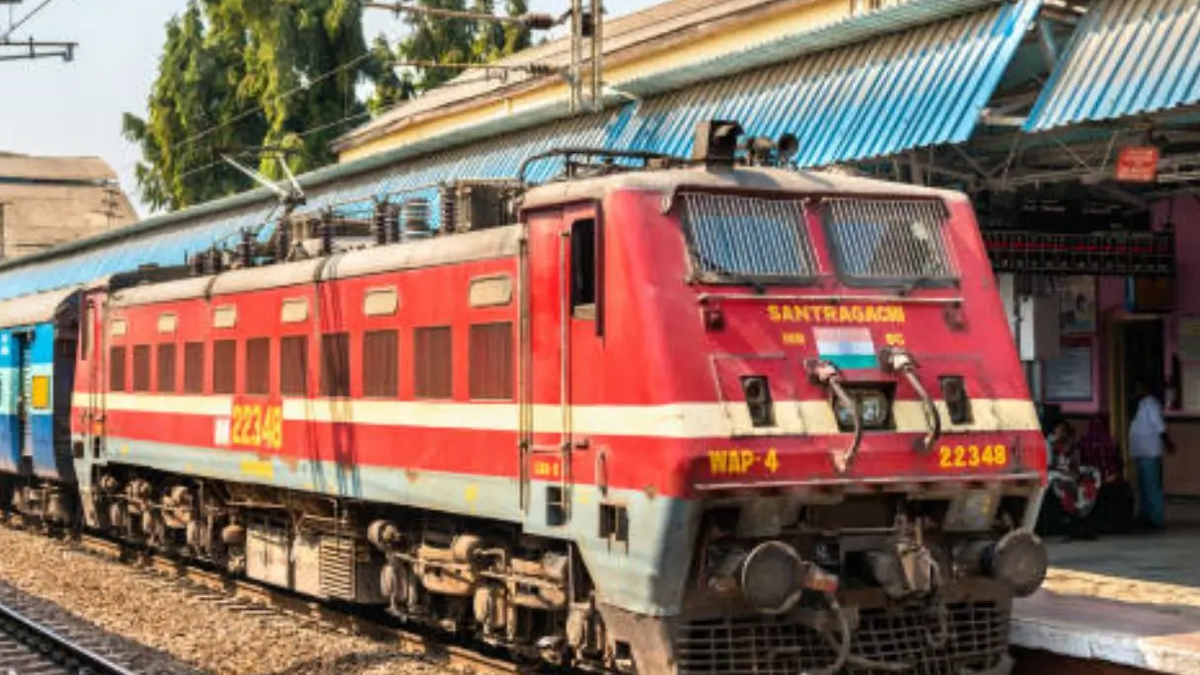लातेहार के केचकी रेलवे स्टेशन पर खड़ी ट्रेन और रेलवे प्लेटफॉर्म