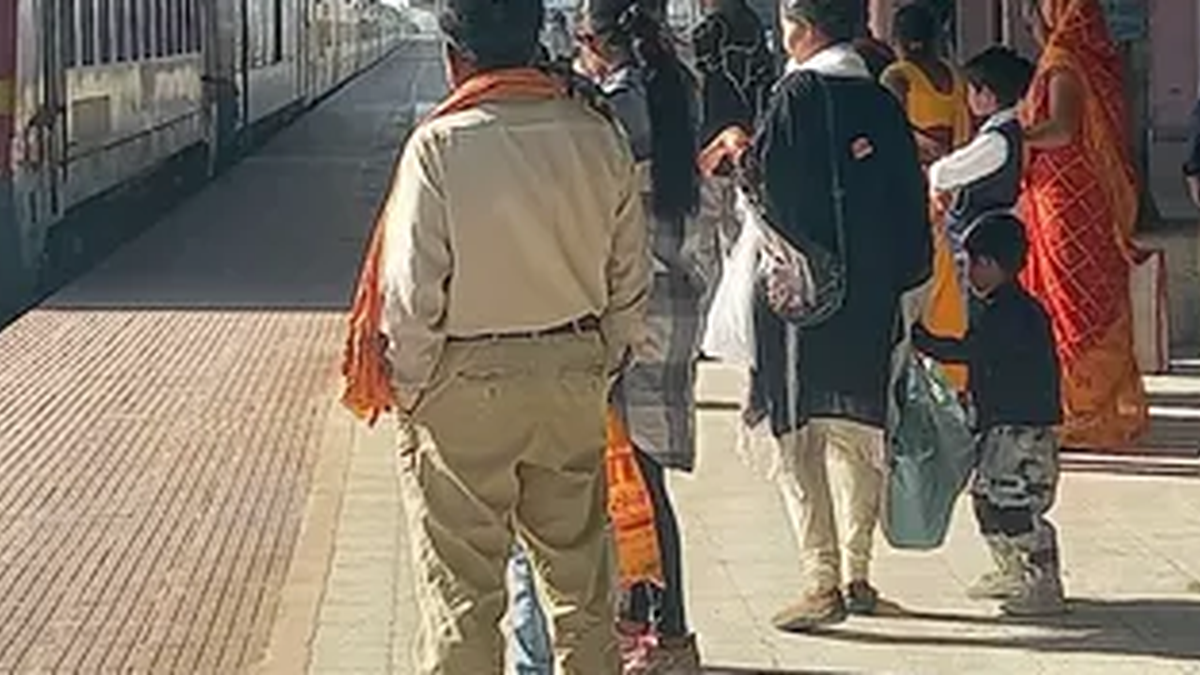 रेलवे स्टेशन पर खड़ी यात्री ट्रेन की प्रतीकात्मक तस्वीर