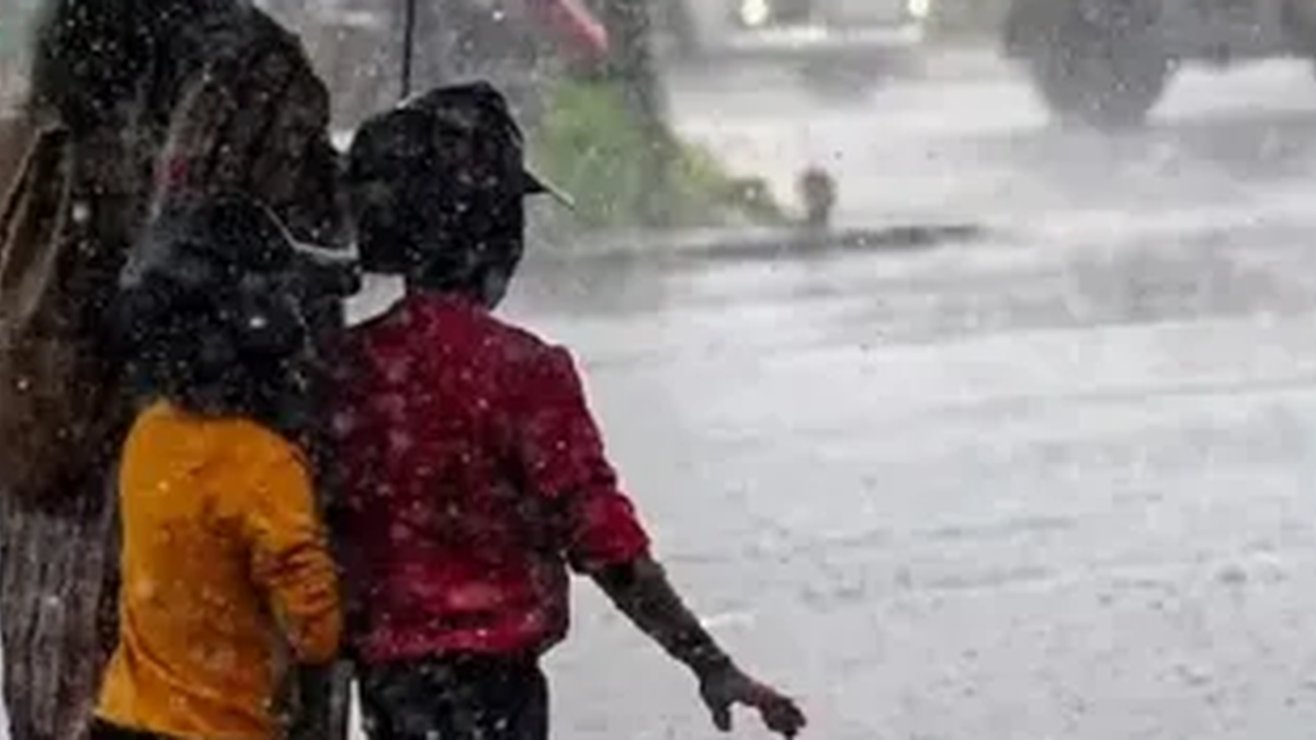 रांची में बारिश के बीच सड़क और बादलों से घिरा आसमान