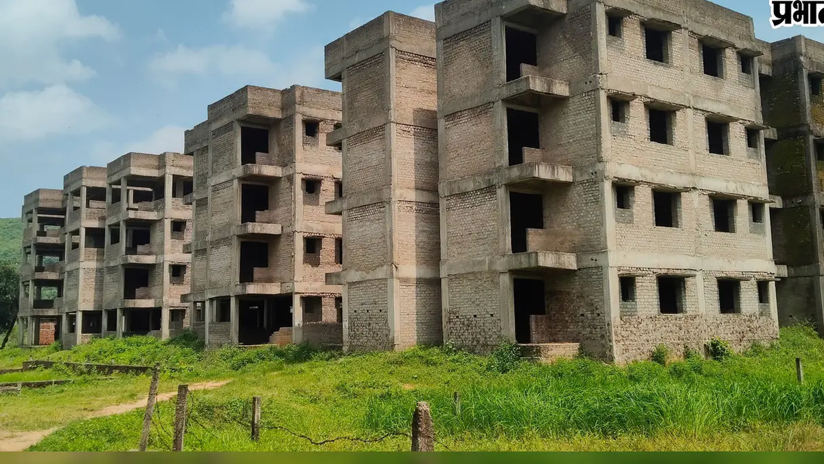 गढ़वा के सोनपुरवा स्थित महुराम टोला में निर्माणाधीन किफायती आवास परियोजना
