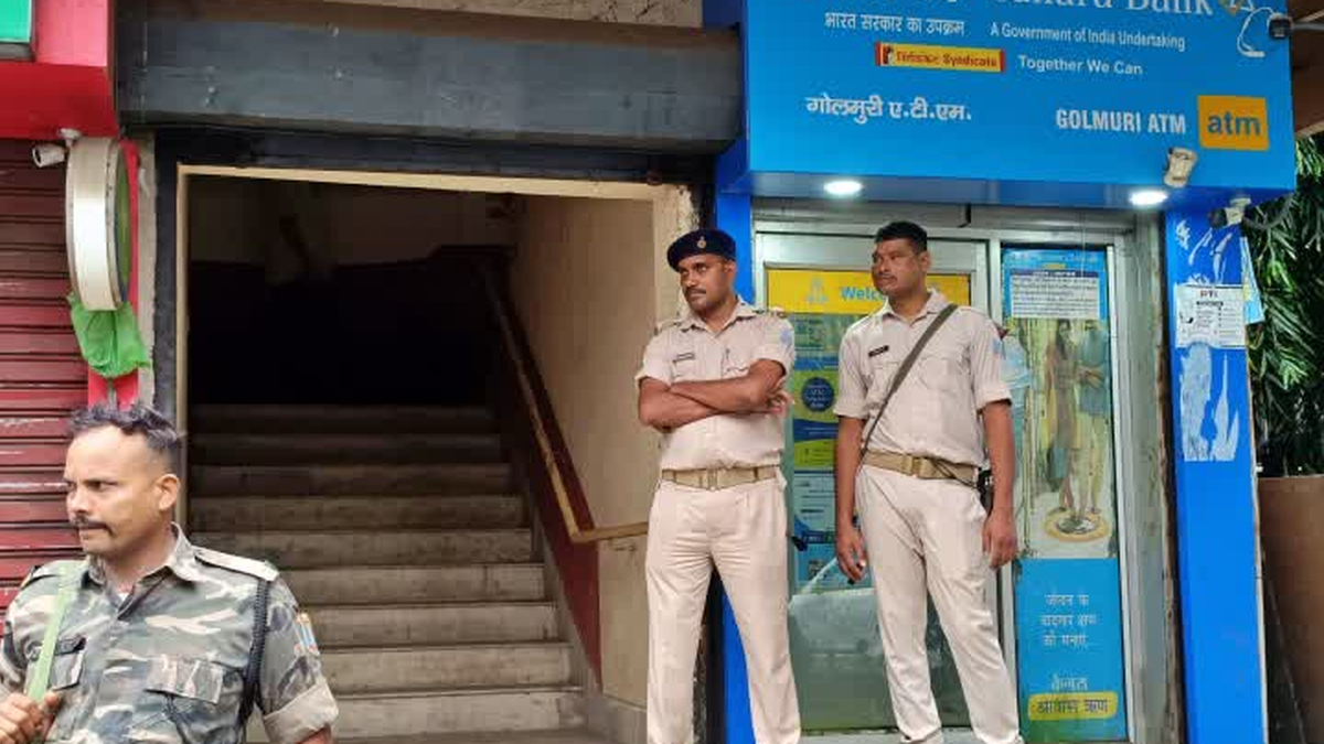 जमशेदपुर के गोलमुरी स्थित केनरा बैंक में लूट की घटना के बाद जांच