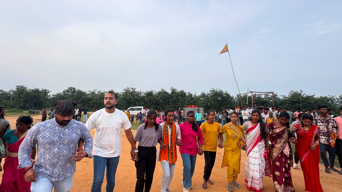 गोला की फिजिकल एकेडमी में करम महोत्सव के सांस्कृतिक कार्यक्रम में शामिल युवा
