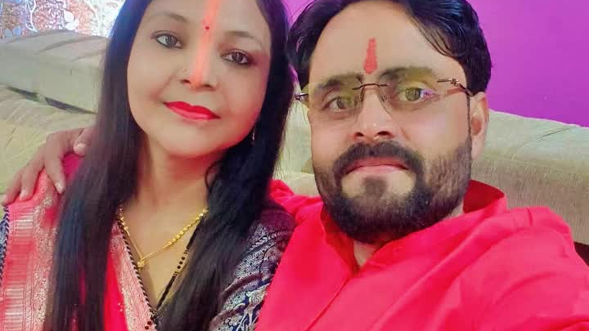 गिरिडीह में कथित ठगी मामले की जानकारी देते पुलिस अधिकारी और मौजूद आरोपी