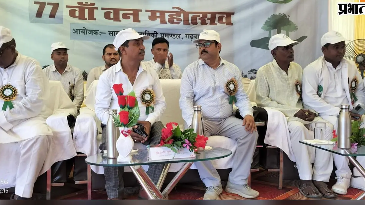 भवनाथपुर के झगड़ाखांड़ विद्यालय में वन महोत्सव के दौरान पौधरोपण करते प्रतिभागी