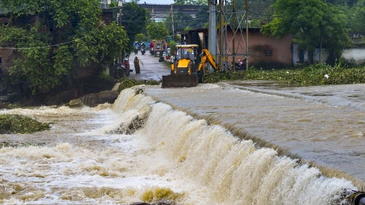 गढ़वा में भारी बारिश और फ्लैश फ्लड की चेतावनी के बीच स्कूल बंद रखने का आदेश