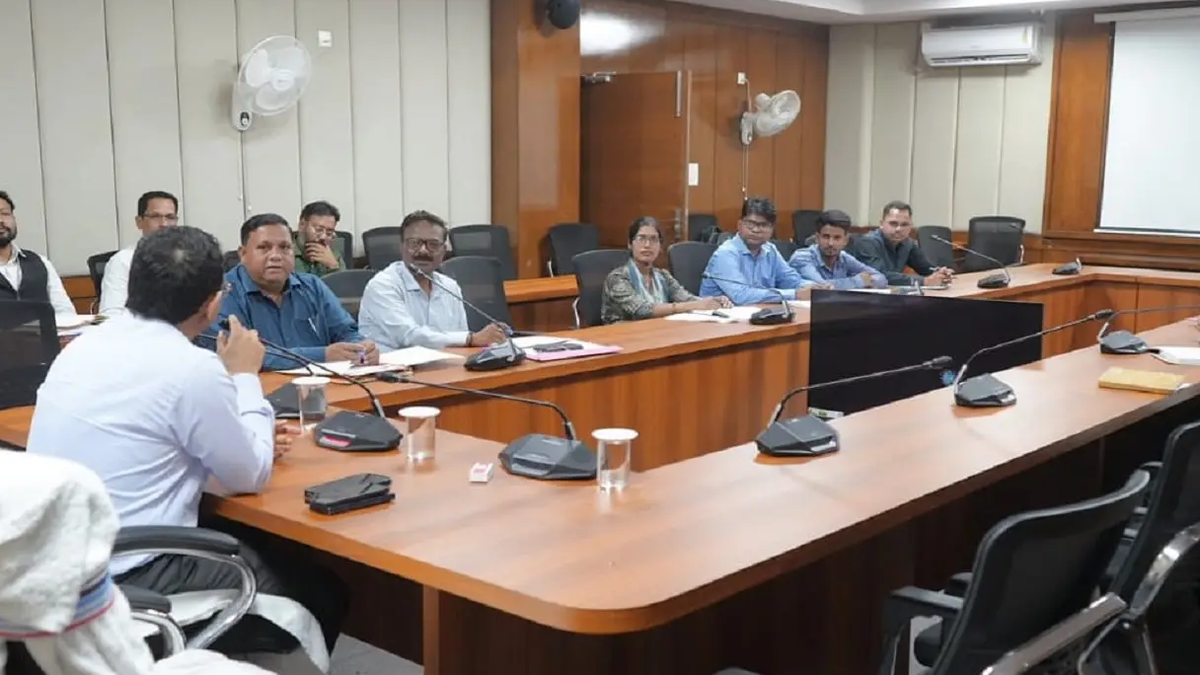 हजारीबाग समाहरणालय में श्रम, नियोजन एवं प्रशिक्षण विभाग की समीक्षा बैठक
