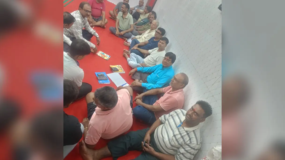 गढ़वा में मां अन्नपूर्णा मंदिर समिति की बैठक में शामिल सदस्य