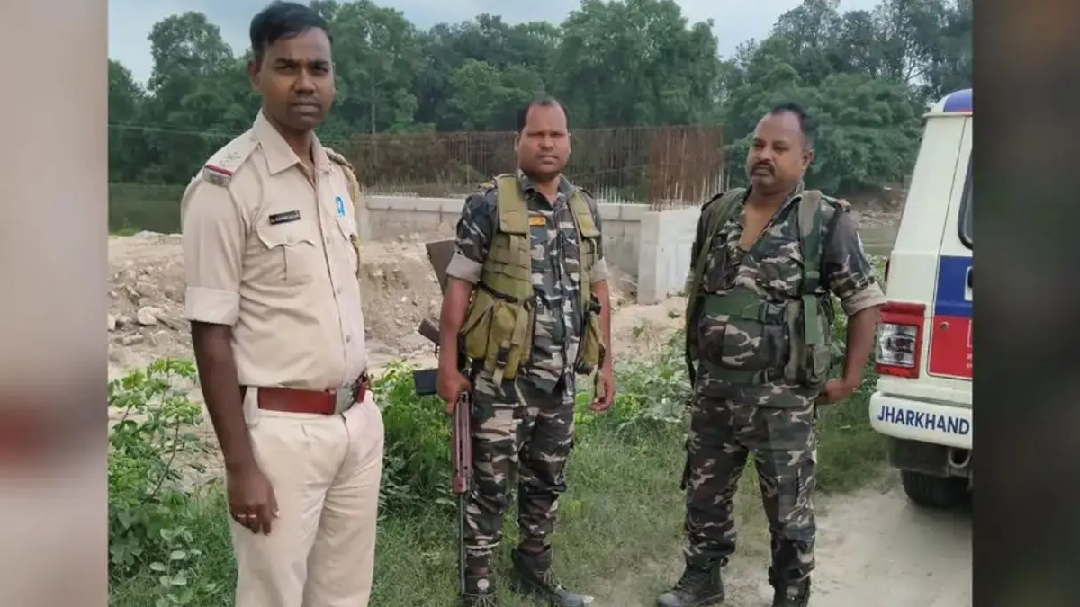 सिमडेगा में निर्माण कार्यस्थल की सुरक्षा व्यवस्था का निरीक्षण करते पुलिस पदाधिकारी