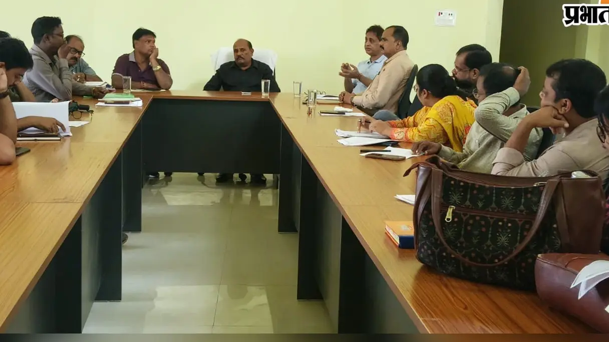 साहिबगंज कॉलेज में एनईपी के प्रावधानों पर बैठक करते प्राचार्य और शिक्षक