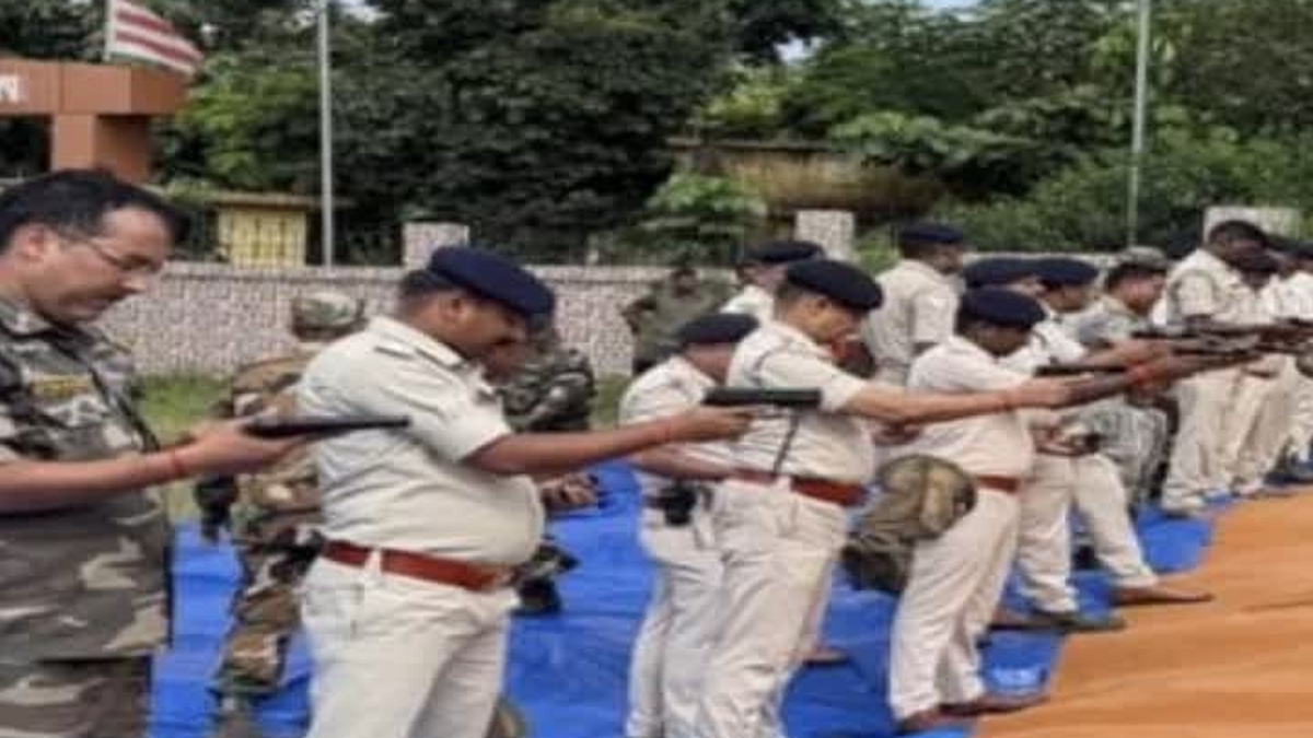 बरियातू के जैप-1 मैदान में फायरिंग अभ्यास करते रांची पुलिस के जवान