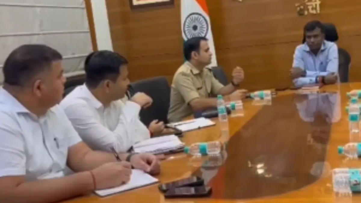 रांची में भारत-वेस्टइंडीज टी20 मैच की तैयारियों की समीक्षा करते प्रशासन और जेएससीए के अधिकारी