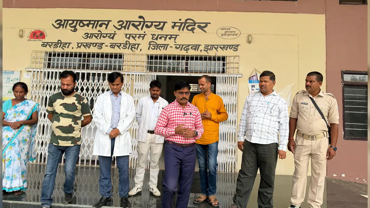 बरडीहा सामुदायिक स्वास्थ्य केंद्र की व्यवस्थाओं का निरीक्षण करते अधिकारी