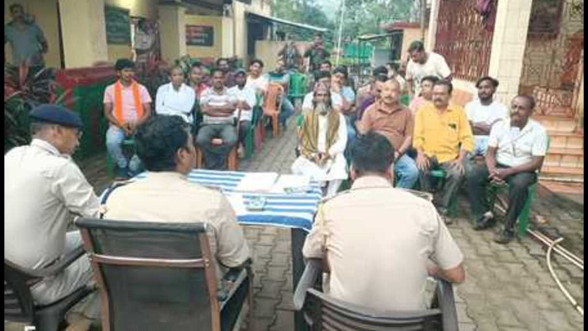 बड़ाजामदा थाना परिसर में दुर्गा पूजा को लेकर आयोजित शांति समिति की बैठक