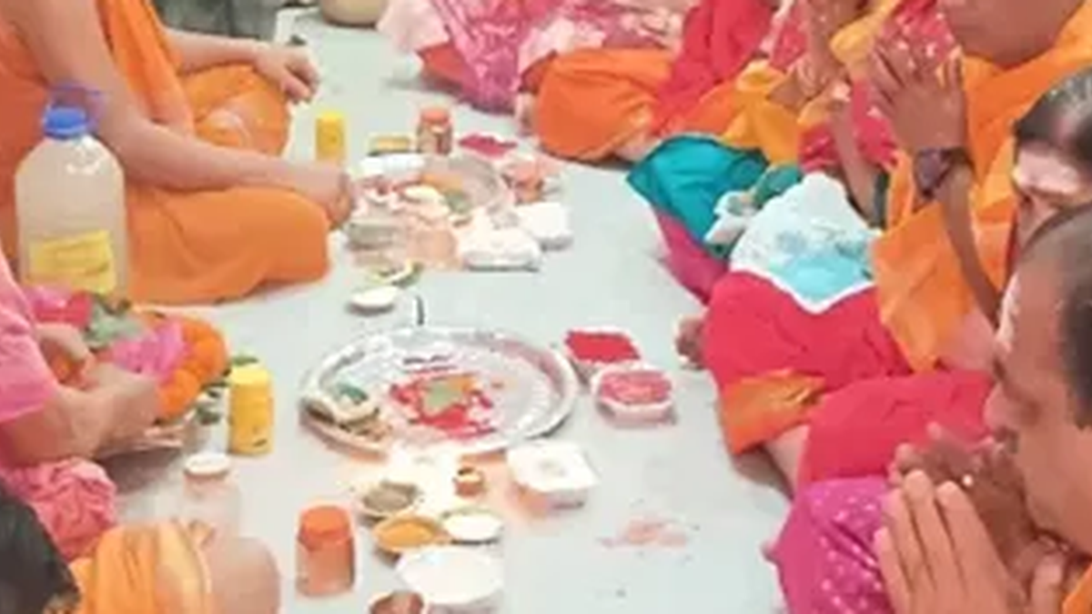 शरद पूर्णिमा पर देवघर के बाबा बैद्यनाथ मंदिर में दर्शन के लिए पहुंचे श्रद्धालु