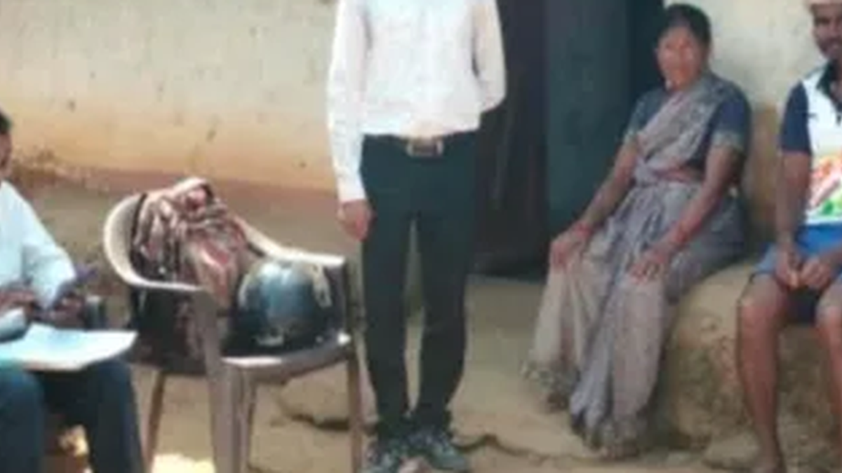 कामडारा में हॉकी खिलाड़ी पार्वती टोपनो के परिवार से जानकारी लेती डालसा गुमला की टीम