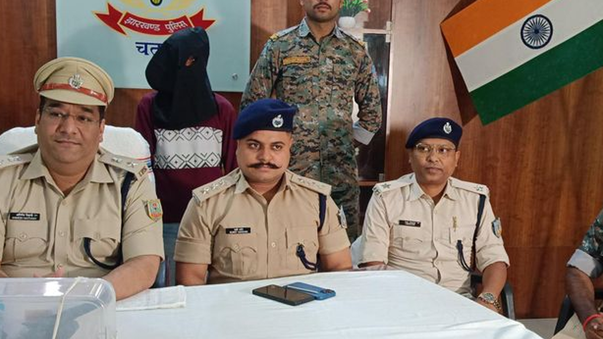 चतरा-सिमरिया मुख्य मार्ग पर हथियारों की बरामदगी के बाद पुलिस की कार्रवाई