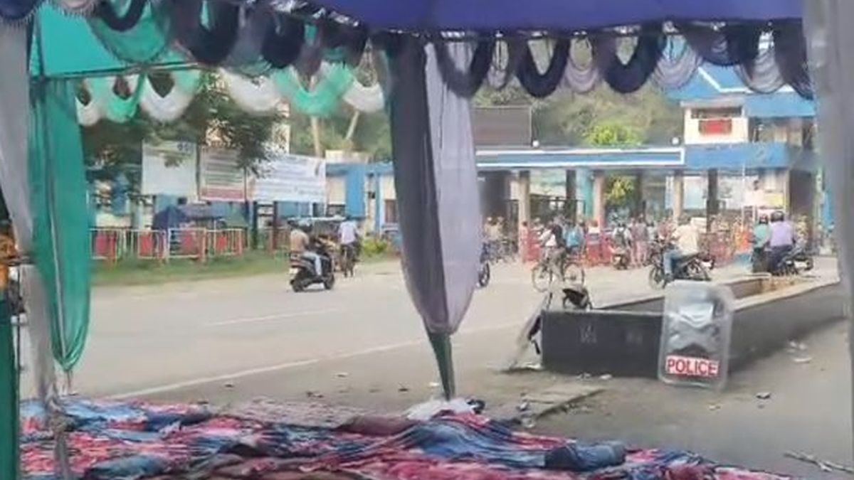 बोकारो स्टील प्लांट के मुख्य द्वार के पास नियोजन की मांग को लेकर जारी प्रदर्शन