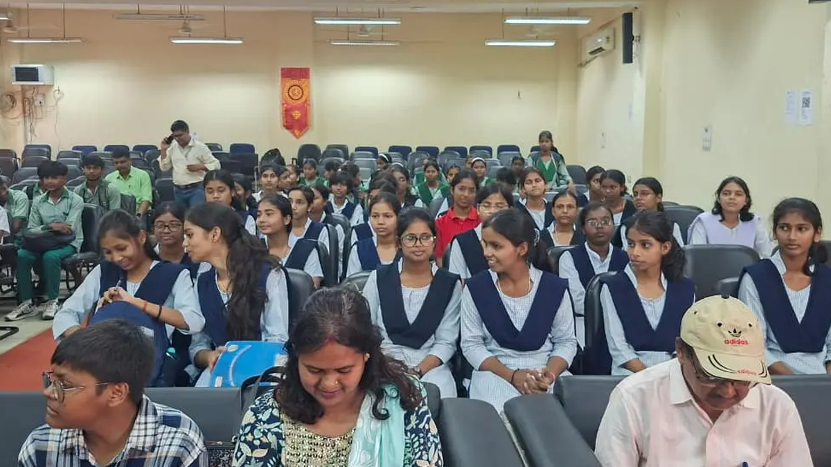 बीआईटी देवघर की रोबोटिक्स लैब का भ्रमण करते स्कूली विद्यार्थी