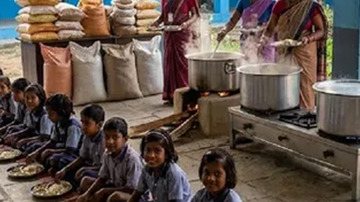 झारखंड में मध्याह्न भोजन योजना के तहत बच्चों को भोजन परोसते विद्यालयकर्मी