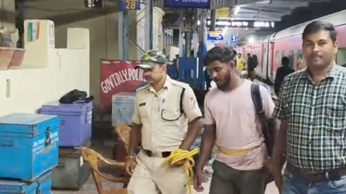 साहिबगंज के करमटोला स्टेशन के पास ब्रह्मपुत्र मेल से हिरासत में लिए युवक की जांच करती रेल पुलिस