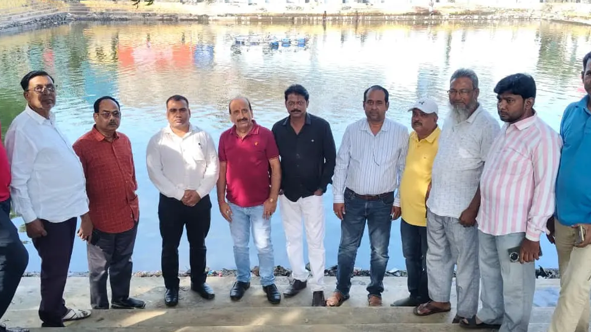 पाकुड़ में छठ पूजा से पहले घाटों की व्यवस्था का निरीक्षण करते अधिकारी और अन्य लोग