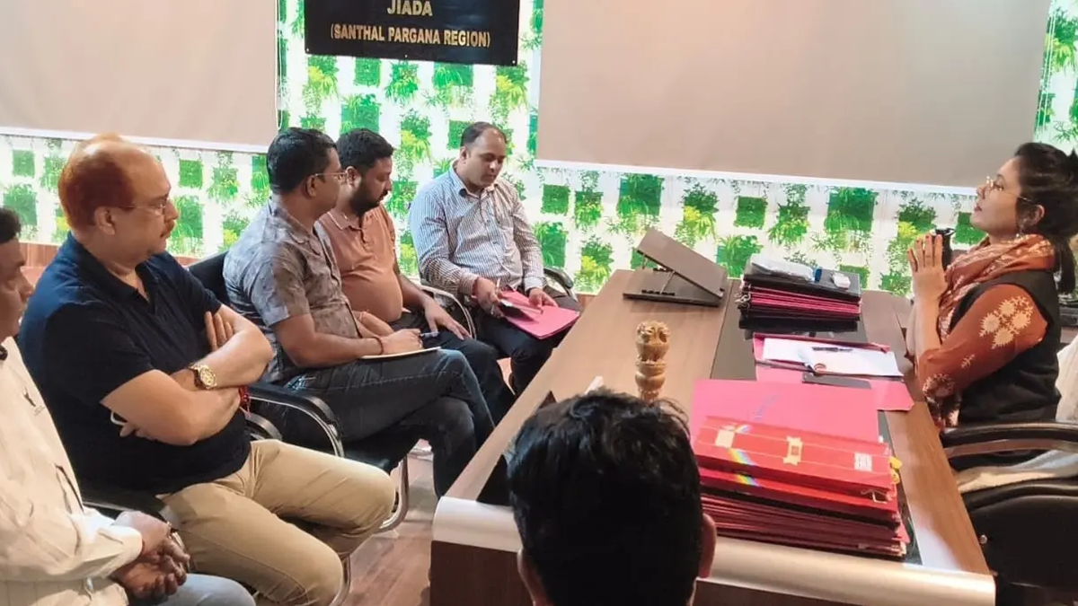 देवघर के डाबरग्राम में औद्योगिक समस्याओं पर बैठक करते जियाडा और उद्योग संगठनों के प्रतिनिधि