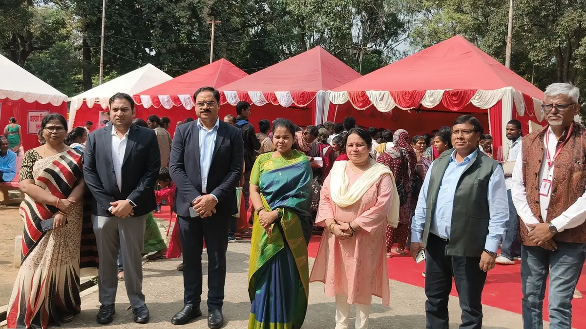 गुमला नगर भवन में आयोजित दिव्यांगजन चलंत न्यायालय और जागरूकता शिविर