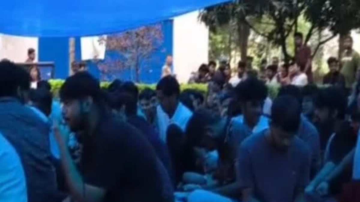 खेलगांव स्थित आईआईटी रांची परिसर में मांगों को लेकर धरना देते विद्यार्थी